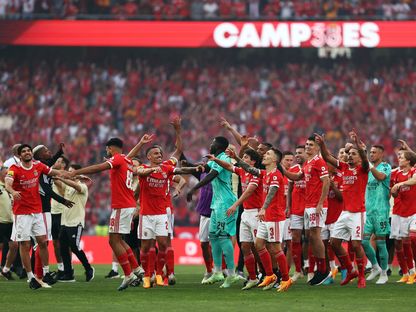جانب من احتفالات لاعبي بنفيكا بلقب الدوري البرتغالي - 27 مايو 2023 - reuters