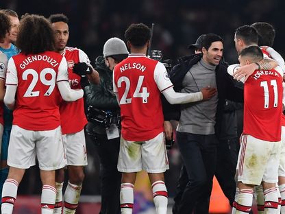 مدرب "أرسنال"ميكيل أرتيتا يحتفل مع لاعبيه بعد مباراة مع "مانشستر يونايتد" - AFP