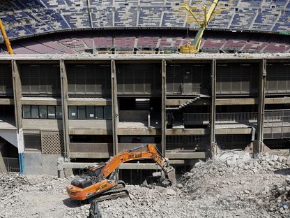 أعمال البناء في ملعب كامب نو في برشلونة - 13 يوليو 2023 - Reuters