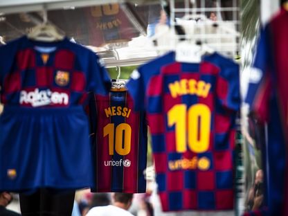 قمصان لبرشلونة تحمل اسم ليونيل ميسي في ملعب "كامب نو" - 15 أغسطس 2021 - Bloomberg