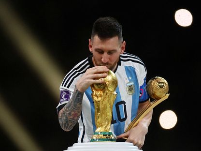 ليونيل ميسي يُقبل كأس العالم بعد تتويج الأرجنتين باللقب على حساب فرنسا - 18 ديسمبر 2022 - reuters