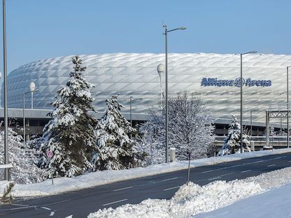 الثلوج تغطي أليانز أرينا ملعب بايرن ميونيخ الألماني - x/FCBayernEN