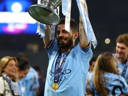 البرتغالي بيرناردو سيلفا نجم مانشستر سيتي يحمل كأس دوري أبطال أوروبا - 10  يونيو 2023 - reuters
