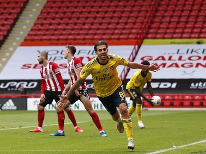 لاعب "أرسنال" داني سيبالوس يحتفل بعد هدفه في ربع نهائي كأس الاتحاد الإنجليزي ضد "شيفيلد يونايتد" - 28 يونيو 2020. - AFP