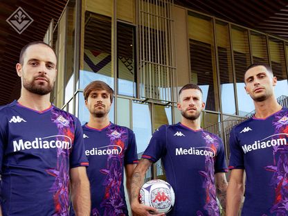 لاعبو فيورنتينا الإيطالي يرتدون القميص الثالث للفريق في موسم 2023-2024 -  - https://twitter.com/ACFFiorentinaEN/