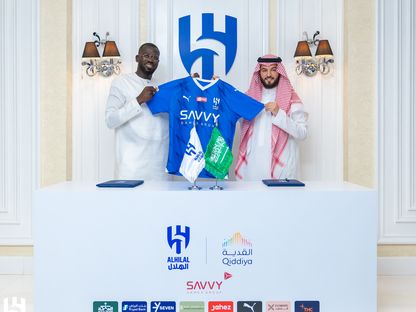 كاليدو كوليبالي يحمل قميص الهلال السعودي رفقة رئيس مجلس إدارة مؤسسة الهلال غير الربحية فهد بن سعد بن نافل - 25 يونيو 2023 - twitter/Alhilal_FC