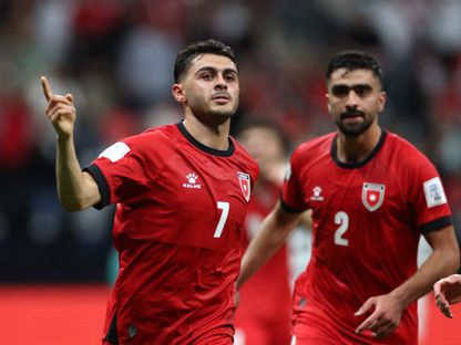 محمد أبو زريق لاعب الأردن (إلى اليسار) يحتفل بهدفه أمام مصر بكأس العرب - 9 ديسمبر 2025 - Reuters