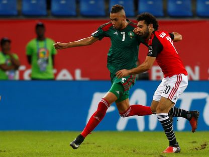 صراع على الكرة بين محمد صلاح ويوسف النصيري 2017 - REUTERS