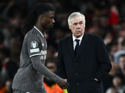 كارلو أنشيلوتي مدرب ريال مدريد يتابع خروج إدواردو كامافينغا بعد طرده أمام أرسنال في دوري أبطال أوروبا - 8 أبريل 2025 - Reuters