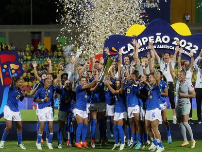 منتخب البرازيل للسيدات يحمل كأس كوبا أميركا - 31 يوليو 2022 - REUTERS