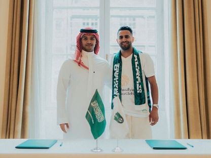 رياض محرز خلال تقديمه لاعباً جديداً بالنادي الأهلي السعودي - 28 يوليو 2023 - TW/@ALAHLI_FC