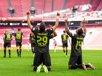 لاعبو فينورد يحتفلون بعد الفوز على أياكس في الدوري الهولندي بعد استكمال المباراة بدون جمهور - 27 سبتمبر 2023 - X/@Feyenoord