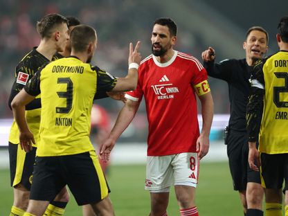 قائد يونيون برلين راني خضيرة في حديث مع أنطون لاعب بوروسيا دورتموند - 26 يناير 2026 - Reuters