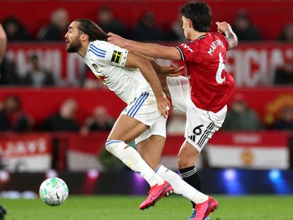 ليساندرو مارتينيز يشد شعر دومينيك كلافيرت لوين خلال مباراة مانشستر يونايتد وليدز يونايتد بالدوري الإنجليزي الممتاز - 13 أبريل 2026 - Reuters