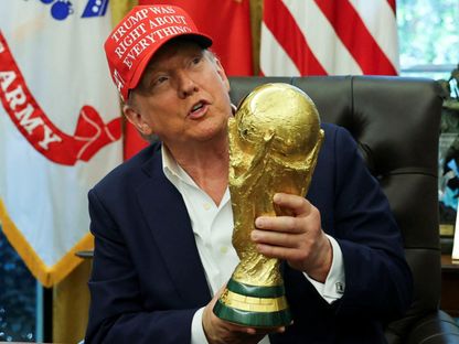 الرئيس الأميركي دونالد ترمب يحمل كأس العالم في البيت الأبيض - 22 أغسطس 2025 - Reuters