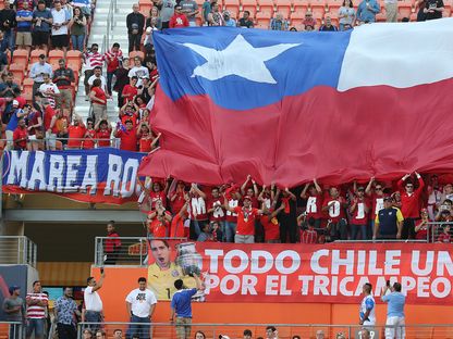 جماهير تشيلي ترفع علم بلادها خلال مباراة ودية ضد المنتخب الأميركي - مارس 2019 - USA TODAY Sports