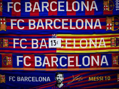 أوشحة لنادي برشلونة في ملعب "كامب نو" - 15 أغسطس 2021 - Bloomberg
