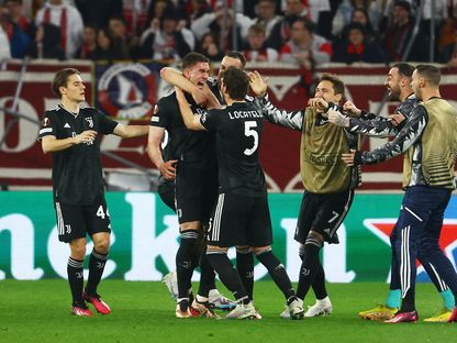 لاعبو يوفنتوس يحتفلون بعد التسجيل في مرمى فرايبورغ في الدوري الأوروبي - 16 مارس 2023 - REUTERS