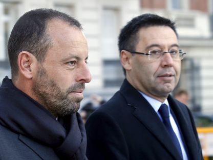 الرئيسان السابقان لبرشلونة جوسيب ماريا بارتوميو (يمين) وساندرو روسيل قبل الإدلاء بشهادتيهما أمام المحكمة العليا - 1 فبراير 2016 - Reuters 