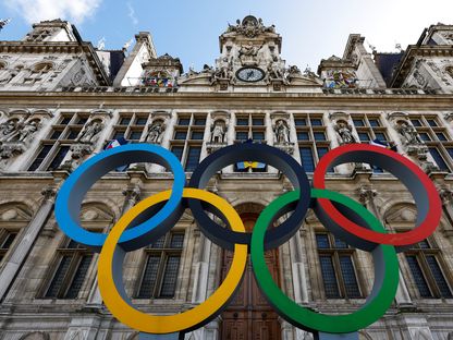 شعار الألعاب الأولمبية أمام إحدى البنايات التاريخية في باريس - 14 مارس 2023  - REUTERS