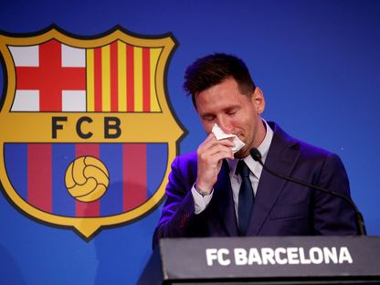 ليونيل ميسي يبكي خلال المؤتمر الصحفي بعد إعلان رحيله عن برشلونة - 8 أغسطس 2021 - reuters