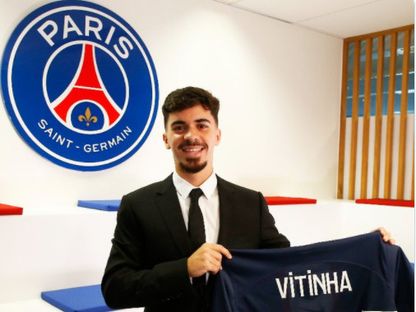 باريس سان جيرمان الفرنسي يقدم لاعبه الجديد البرتغالي فيتينيا - psg.fr