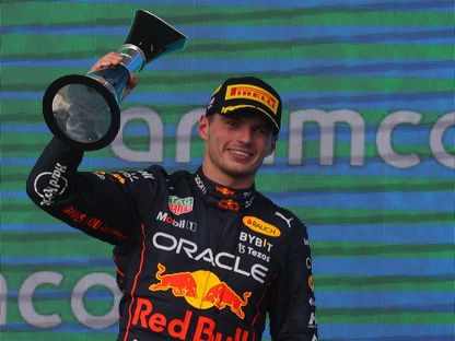 الهولندي ماكس فرشتابن يحمل كأس سباق جائزة أميركا الكبرى للفورمولا - 24 أكتوبر 2022 - REUTERS