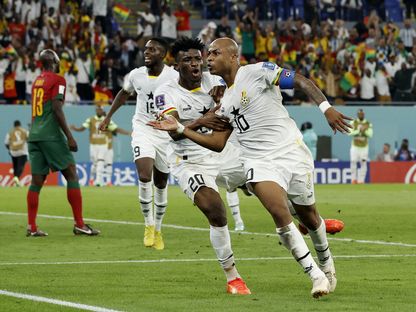 الغاني أندريه أيو يحتفل مع زميله محمد قدوس بتسجيله هدفاً ضد البرتغال - 24 نوفمبر 2022 - REUTERS