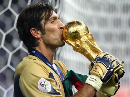 جيانلويجي بوفون يقبل كأس العالم في برلين - 9 يوليو 2006 - Getty Images