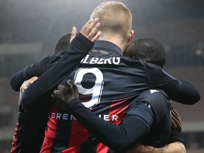 مهاجم نيس الدانماركي كاسبر دولبرغ يحتفل مع زملائه بعد تسجيله هدفاً في شباك ليل - AFP