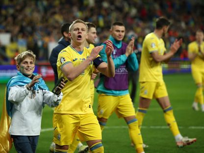 فرحة لاعبي منتخب أوكرانيا بعد الفوز على أيسلندا والتأهل لبطولة أوروبا - 26 مارس 2024 - REUTERS