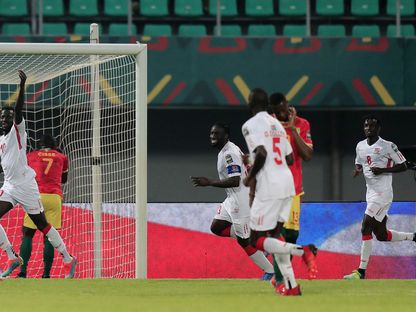 موسى بارو لاعب منتخب غامبيا يحتفل مع زملائه بهدفه في مرمى غينيا بكأس إفريقيا - 24 يناير 2022 - X/TheGambiaFF