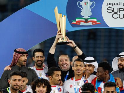 نبيل معلول يرفع كأس السوبر الكويتي 2023 بعد فوز الكويت على كاظمة في النهائي - kuwaitclub/x