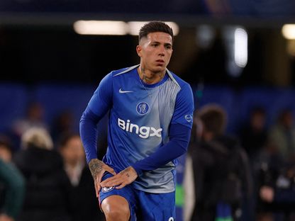 لاعب تشيلسي إنزو فرنانديز خلال الإحماء قبل مباراة باريس سان جيرمان في دور 16 من دوري أبطال أوروبا  - 17 مارس 2026 - Reuters