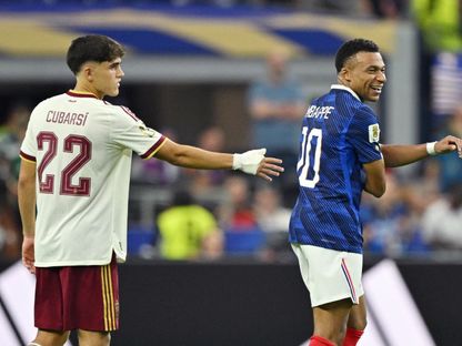 باو كوبارسي مدافع إسبانيا وكيليان مبابي مهاجم فرنسا خلال مباراة نصف نهائي كأس العالم - 14 يوليو 2026 - REUTERS