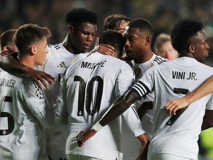 لاعبو ريال مدريد يحتفلون بهدف كيليان مبابي في مواجهة كايرات ألماتي بدوري أبطال أوروبا - 30 سبتمبر 2025 - Reuters
