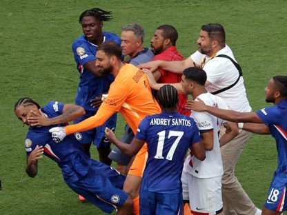 صدام لاعب تشيلسي جواو بيدرو مع حارس باريس سان جيرمان جيانلويجي دوناروما والمدرب لويس إنريكي بعد نهائي كأس العالم للأندية - 13 يوليو 2025 - Reuters