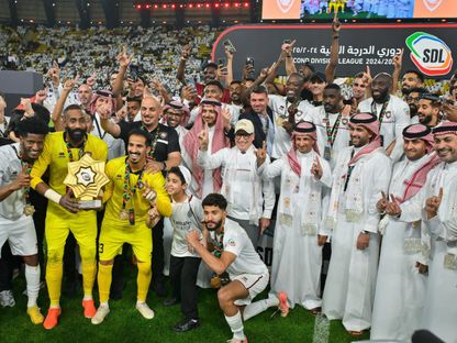لاعبو الدرعية يحتفلون بلقب دوري الدرجة الثانية السعودي بعد فوزهم على العلا في النهائي - 14 أبريل 2025 - X/@SPA_Spor