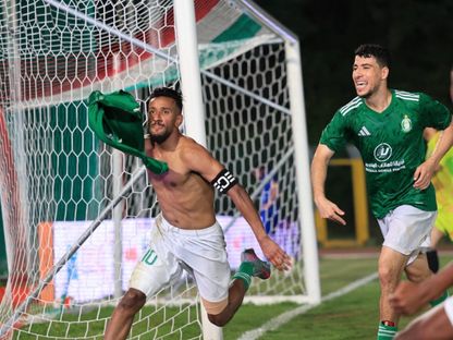 النجم الليبي حمدو الهوني يحتفل بتسجيل هدف لأهلي طرابلس أمام الهلال بنغازي في مباراة التتويج بلقب الدوري الليبي 2025 - ahly tripoli/fb