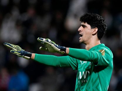 ياسين بونو حارس الهلال يوجه النصائح لزملائه خلال مباراة الشباب بدوري روشن السعودي - 30 نوفمبر 2024 - Reuters