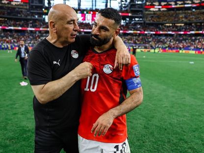 محمد صلاح ومدرب مصر حسام حسن يحتفلان بالفوز على أستراليا والتأهل لدور 16 بكأس العالم - 4 يوليو 2026 - X@EFA