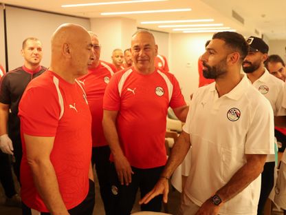 منتخب مصر بقيادة محمد صلاح يحتفل بالتوأمين حسام وإبراهيم حسن