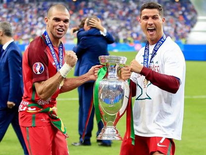 كريستيانو رونالدو يحمل كأس بطولة أوروبا رفقة بيبي بعد الفوز باللقب في عام 2016 - X/@Cristiano