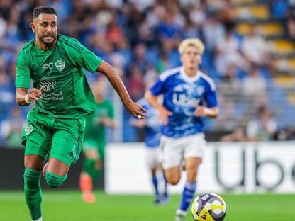 رياض محرز نجم الأهلي السعودي في مباراة كومو الإيطالي بمباراة ودية - 23 يوليو 2025 - X/@ALAHLI_FC