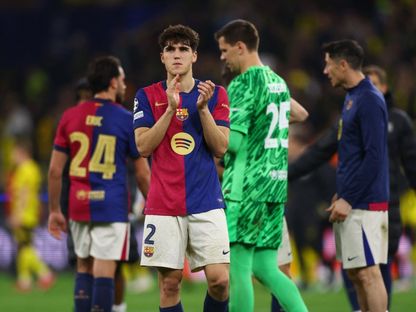 مدافع برشلونة باو كوبارسي يقوم بتحية الجماهير بعد التأهل لنصف نهائي دوري أبطال أوروبا أمام بورسيا دورتموند - 15 أبريل 2025 - REUTERS