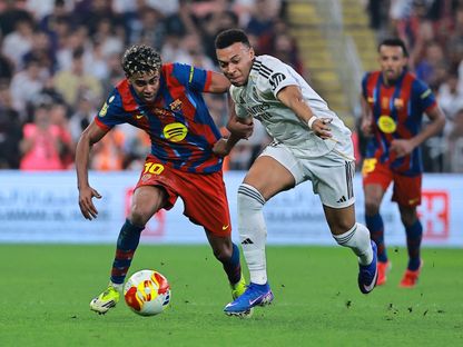 لامين يامال وكيليان مبابي خلال مباراة برشلونة وريال مدريد بنهائي كأس السوبر الإسباني - 11 يناير 2026 - Reuters