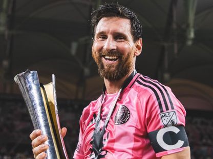 ليونيل ميسي يحمل كأس الأبطال بعد فوز إنتر ميامي على كروز أزول - 17 سبتمبر 2026 - InterMiamiCF/x