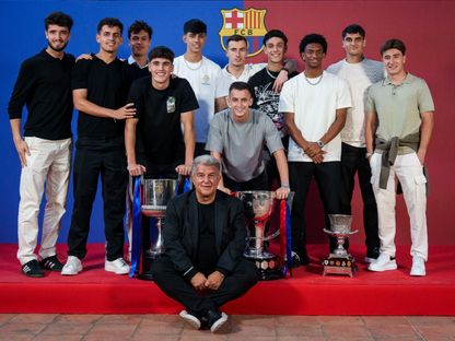 لاعبو برشلونة وجوان لابورتا رئيس النادي يحتفلون بالثلاثية المحلية - 21 مايو 2025 - X/@FCBarcelona