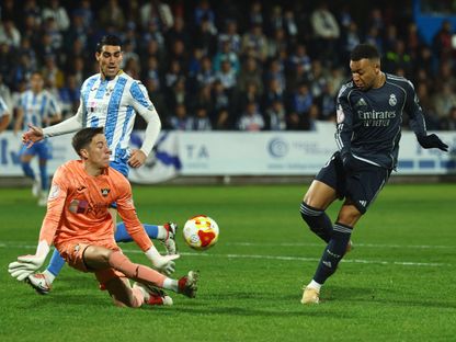 حارس تالافيرا خايمي غونزاليس يتصدّى لتسديدة من كيليان مبابي خلال مواجهة ريال مدريد في كأس ملك إسبانيا - 17 ديسمبر 2025 - REUTERS