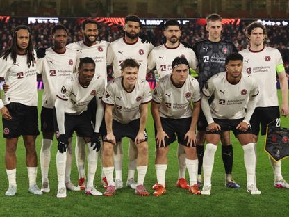 لاعبو ميتييلاند قبل مباراة ضد نوتنغهام فورست في الدوري الأوروبي - 12 مارس 2026 - REUTERS